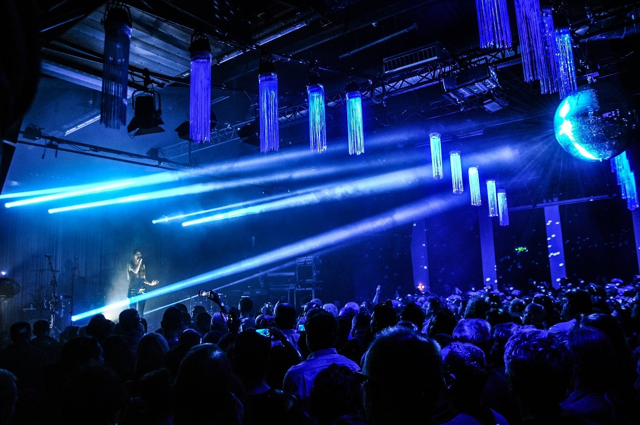 Archive präsentieren "The False Foundation" live in Köln. – Shine A Light.