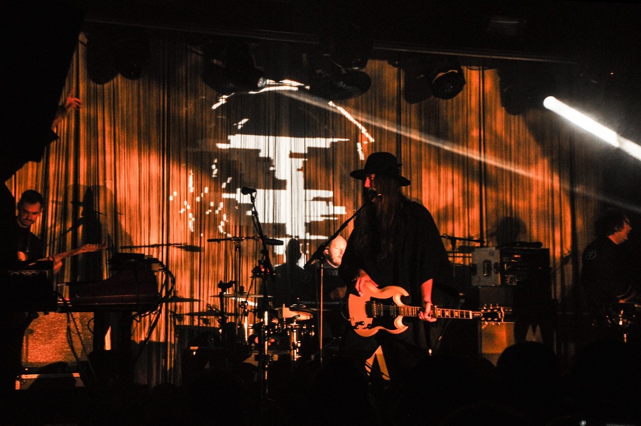 Archive präsentieren "The False Foundation" live in Köln. – Statt des E-Werks müssen die Briten mit der kleineren Kantine vorliebnehmen.