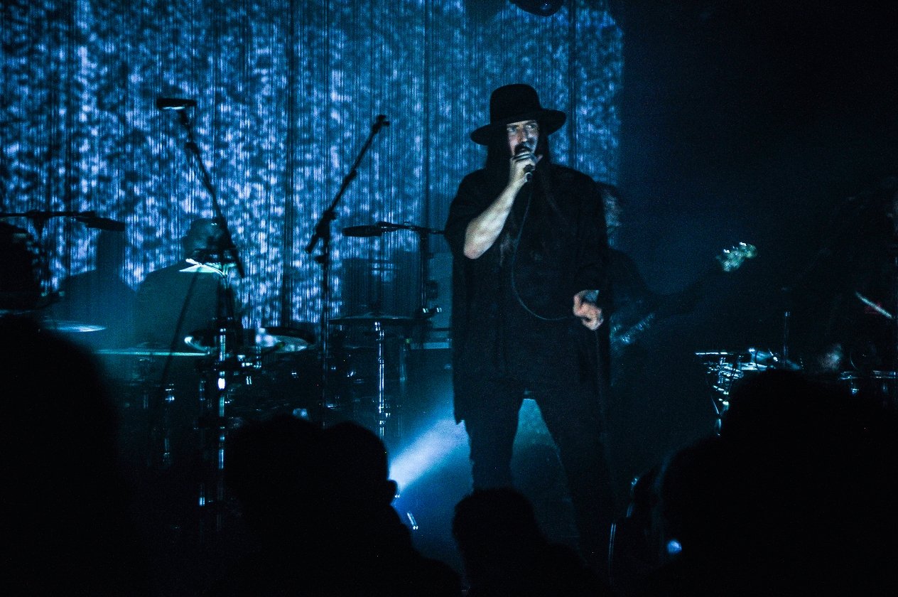 Archive präsentieren "The False Foundation" live in Köln. – "The False Foundation" gibts in voller Länge …