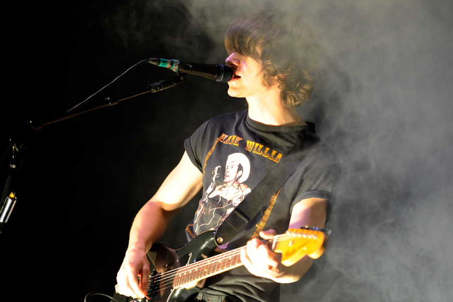 Arctic Monkeys – Sie sind eine Liveband. Daran lassen sie in Köln nicht den geringsten Zweifel. – ...Frontmann Alex Turner und...