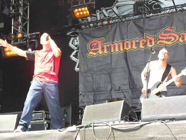 Auch bei Armored Saint beweist Jon Bush wieder, dass er einer der besten Sänger ist. – 