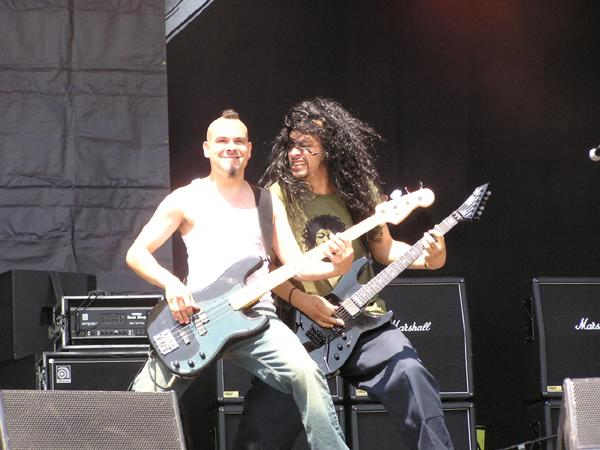 Auch bei Armored Saint beweist Jon Bush wieder, dass er einer der besten Sänger ist. – 