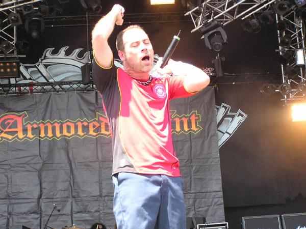 Auch bei Armored Saint beweist Jon Bush wieder, dass er einer der besten Sänger ist. – 