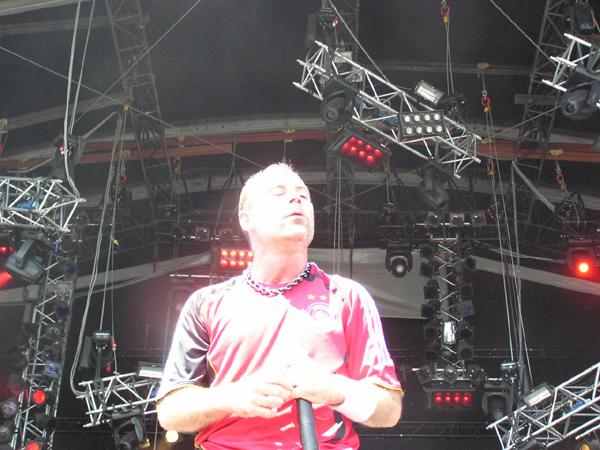 Auch bei Armored Saint beweist Jon Bush wieder, dass er einer der besten Sänger ist. – 