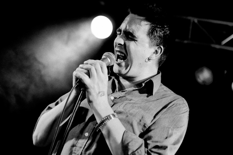 Art Brut – Eddie Argos und Kollegen im kleinen Club des Düsseldorfer Zakk – 