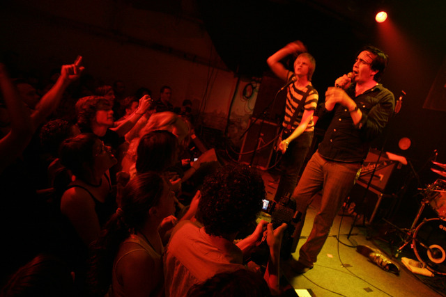 Eddie Argos und Art Brut im sehr verschwitzten Gebäude9 in Köln. – 
