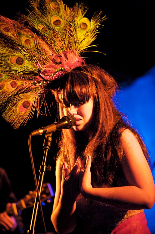 Aura Dione – I Will Love You Monday - an einem Sonntagabend im Februar 2010. – ... Buh-Rufe anfingen, das DJ-Set zu übertönen ...