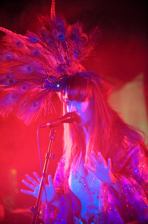 Aura Dione – I Will Love You Monday - an einem Sonntagabend im Februar 2010. – Der Paradiesvogel-Style passt ...