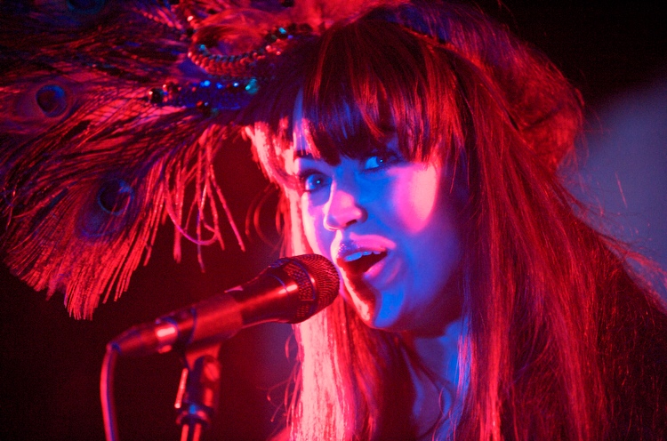 Aura Dione – I Will Love You Monday - an einem Sonntagabend im Februar 2010. – ... eine Weile warten. Erst als die Pfiffe und ...