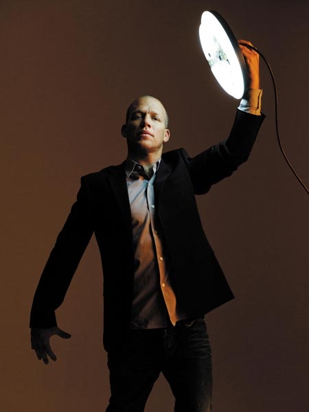 2009 präsentiert der Chick Corea-Bassist "Aurora" - ein wundervolles Stück Jazz. – ... veröffentlicht Avishai Cohen unter eigenem Namen.