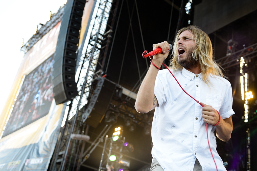 Awolnation – Aaron on stage.
