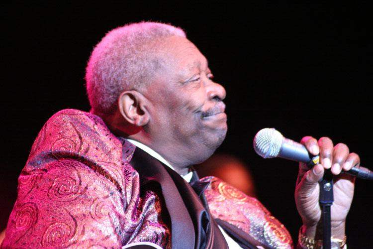 B.B. King – Auf seiner Abschiedstour glänzt der alte Mann des Blues als Charmeur. – 