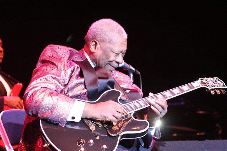 B.B. King – Auf seiner Abschiedstour glänzt der alte Mann des Blues als Charmeur. – 