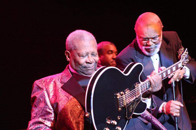 B.B. King – Auf seiner Abschiedstour glänzt der alte Mann des Blues als Charmeur. – 