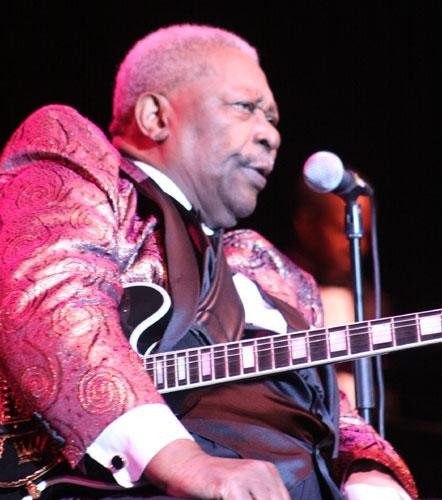 B.B. King – Auf seiner Abschiedstour glänzt der alte Mann des Blues als Charmeur. – 