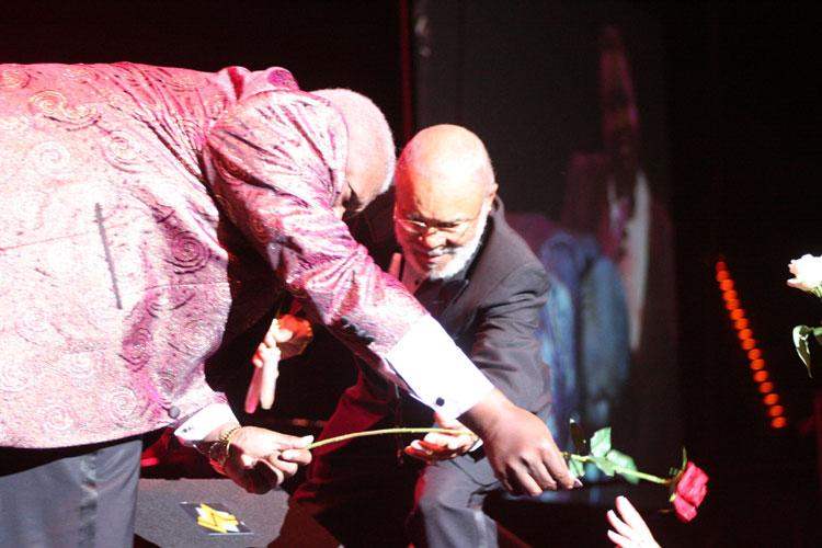 B.B. King – Auf seiner Abschiedstour glänzt der alte Mann des Blues als Charmeur. – 