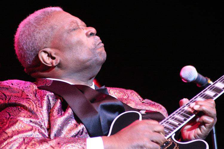 B.B. King – Auf seiner Abschiedstour glänzt der alte Mann des Blues als Charmeur. – 