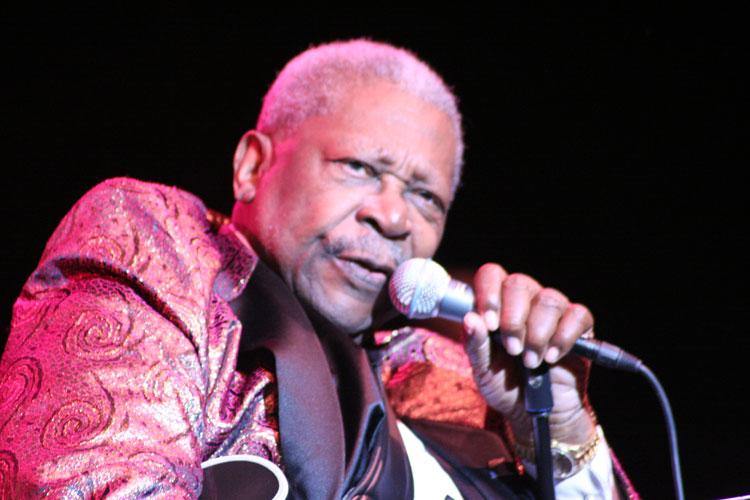 B.B. King – Auf seiner Abschiedstour glänzt der alte Mann des Blues als Charmeur. – 