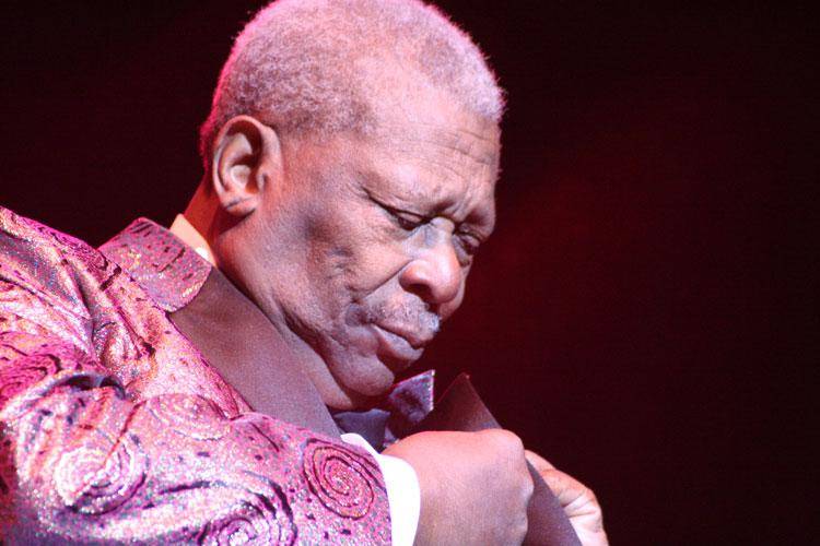 B.B. King – Auf seiner Abschiedstour glänzt der alte Mann des Blues als Charmeur. – 