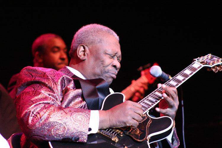 B.B. King – Auf seiner Abschiedstour glänzt der alte Mann des Blues als Charmeur. – 