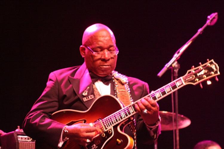 B.B. King – Auf seiner Abschiedstour glänzt der alte Mann des Blues als Charmeur. – 
