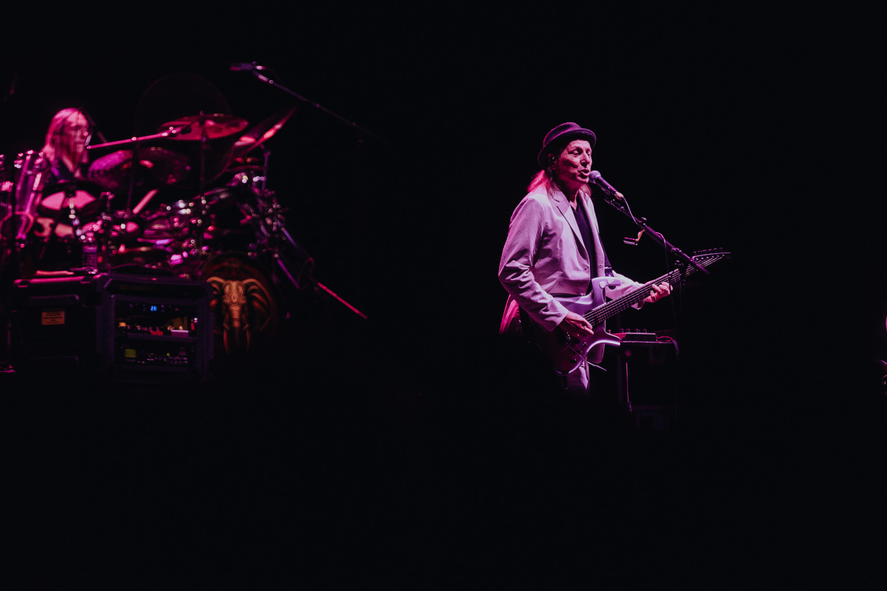Supergroup at work: die Ex-King Crimson-Mitglieder Adrian Belew und Tony Levin bringen in Koop mit Gitarrengott Steve Vai und Tool-Drummer Danny Carey. – BEAT.