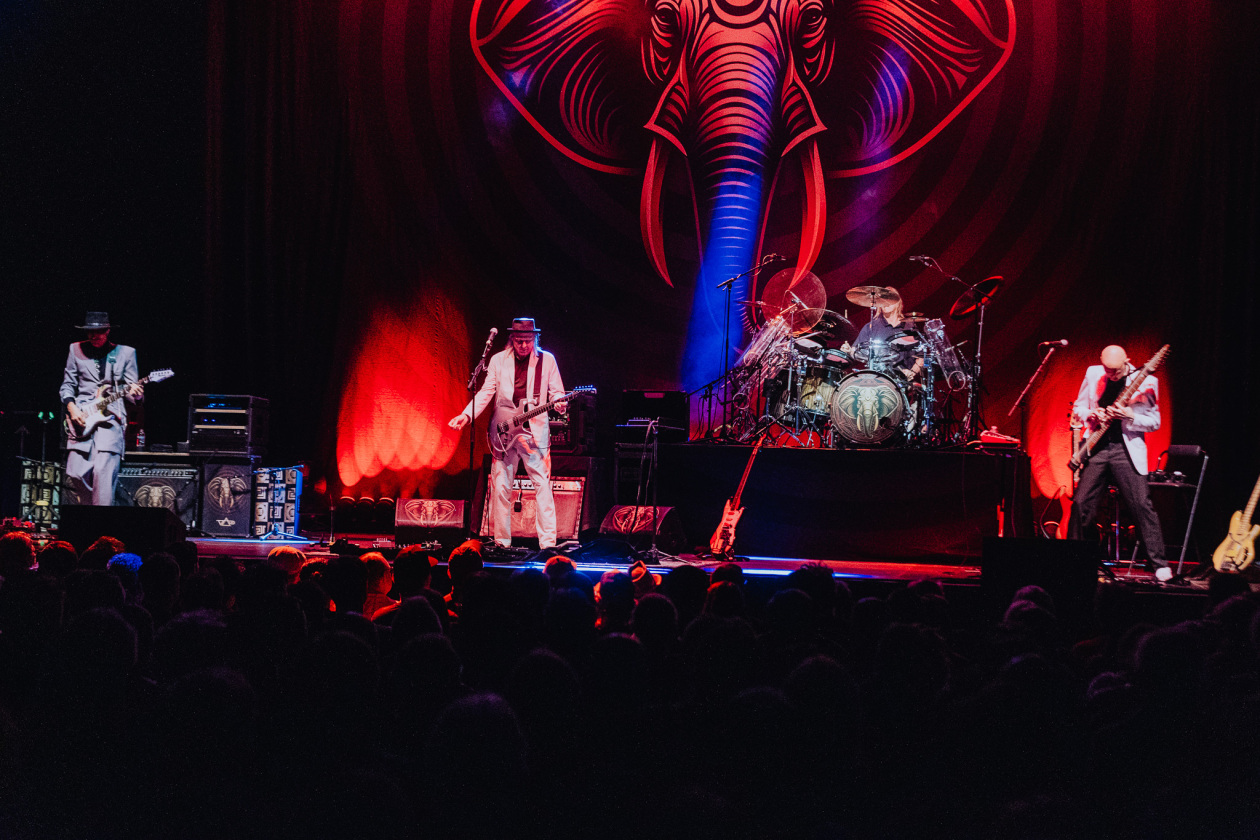 Supergroup at work: die Ex-King Crimson-Mitglieder Adrian Belew und Tony Levin bringen in Koop mit Gitarrengott Steve Vai und Tool-Drummer Danny Carey. – BEAT.