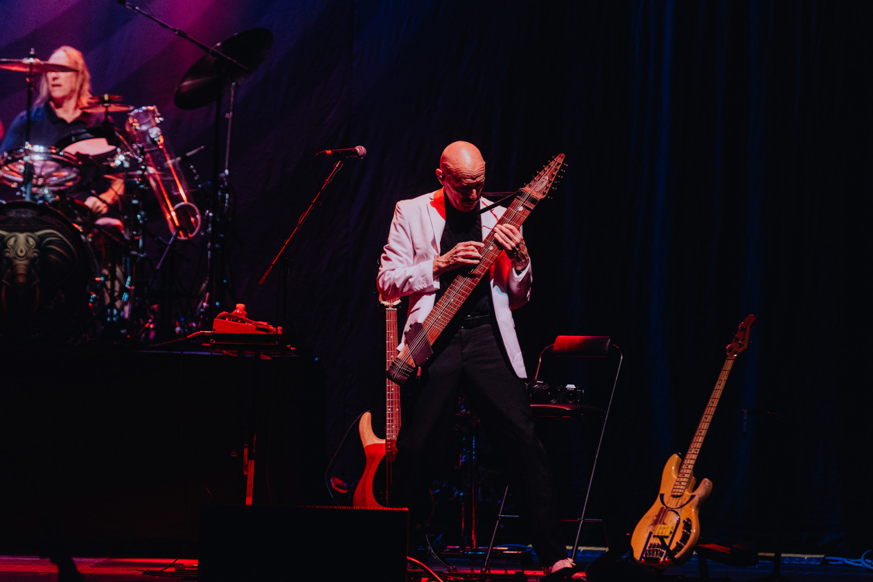 Supergroup at work: die Ex-King Crimson-Mitglieder Adrian Belew und Tony Levin bringen in Koop mit Gitarrengott Steve Vai und Tool-Drummer Danny Carey. – BEAT.