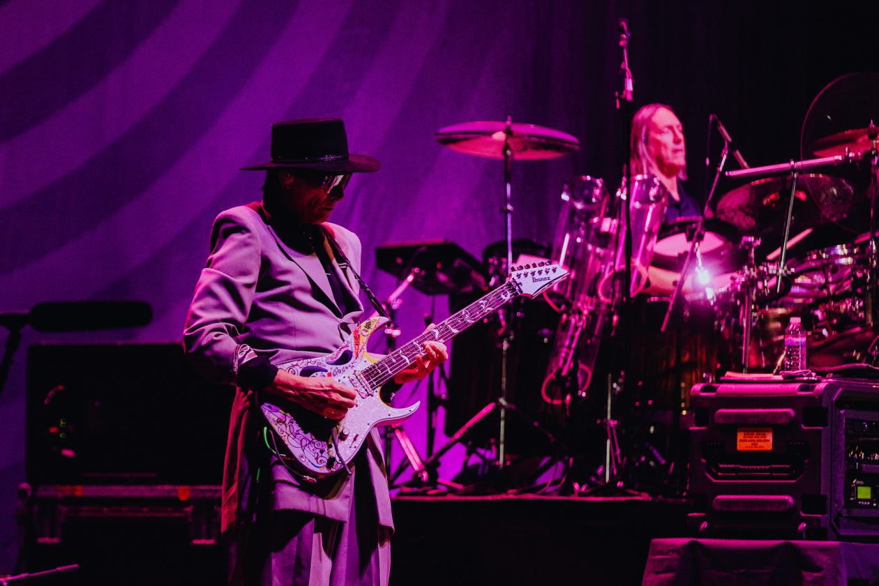 Supergroup at work: die Ex-King Crimson-Mitglieder Adrian Belew und Tony Levin bringen in Koop mit Gitarrengott Steve Vai und Tool-Drummer Danny Carey. – BEAT.