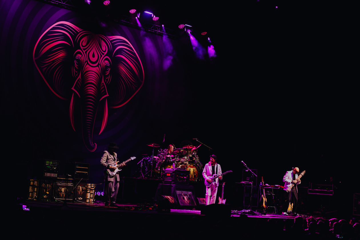 Supergroup at work: die Ex-King Crimson-Mitglieder Adrian Belew und Tony Levin bringen in Koop mit Gitarrengott Steve Vai und Tool-Drummer Danny Carey. – BEAT.