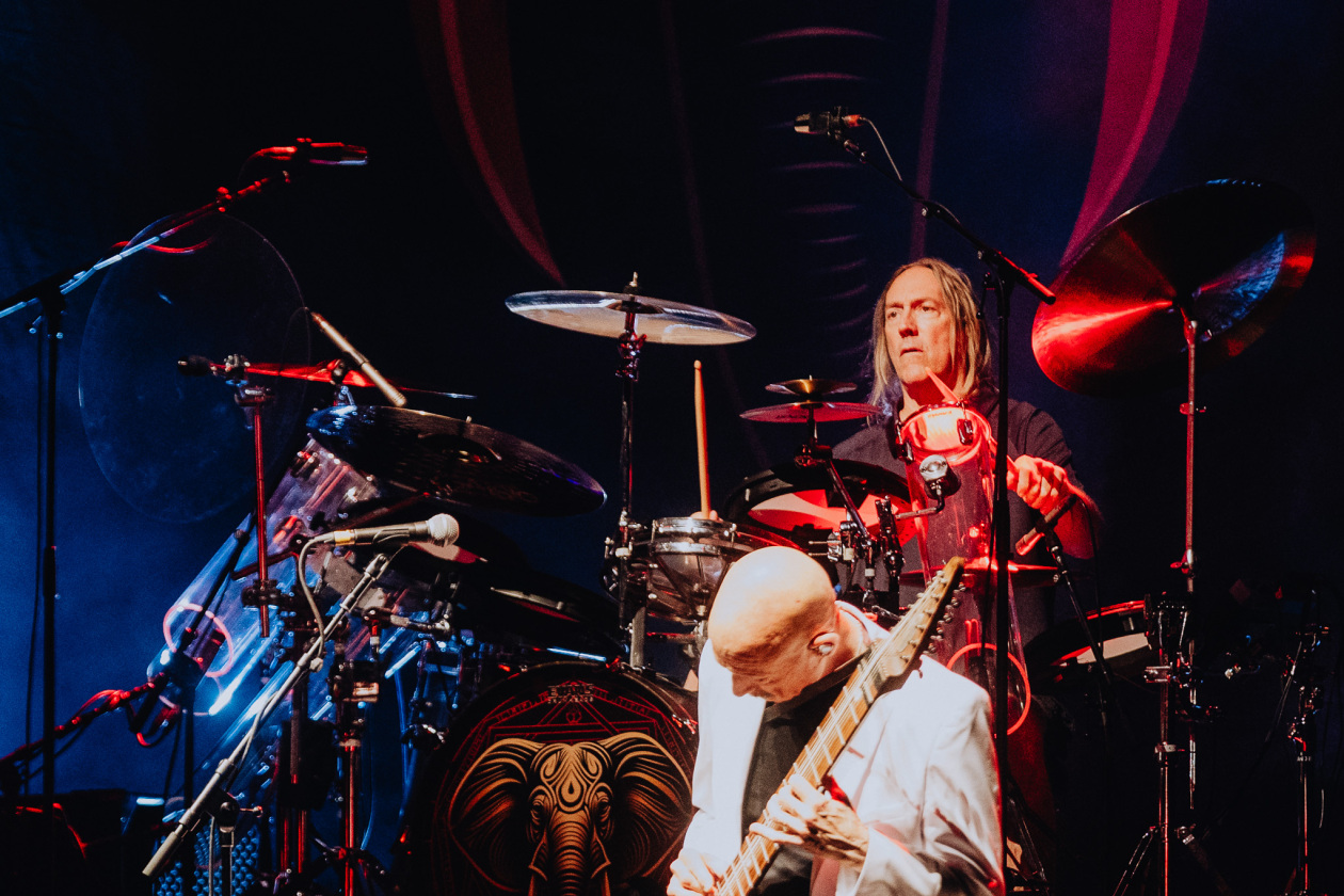 Supergroup at work: die Ex-King Crimson-Mitglieder Adrian Belew und Tony Levin bringen in Koop mit Gitarrengott Steve Vai und Tool-Drummer Danny Carey. – BEAT.