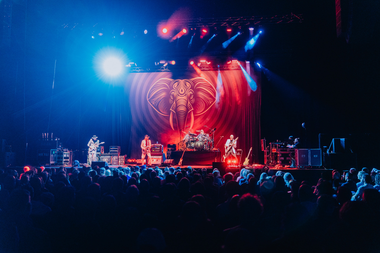 Supergroup at work: die Ex-King Crimson-Mitglieder Adrian Belew und Tony Levin bringen in Koop mit Gitarrengott Steve Vai und Tool-Drummer Danny Carey. – BEAT.