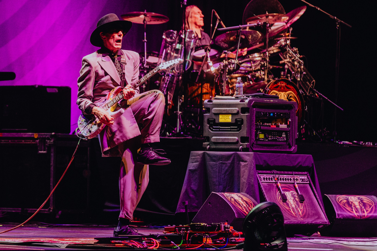 Supergroup at work: die Ex-King Crimson-Mitglieder Adrian Belew und Tony Levin bringen in Koop mit Gitarrengott Steve Vai und Tool-Drummer Danny Carey. – BEAT.