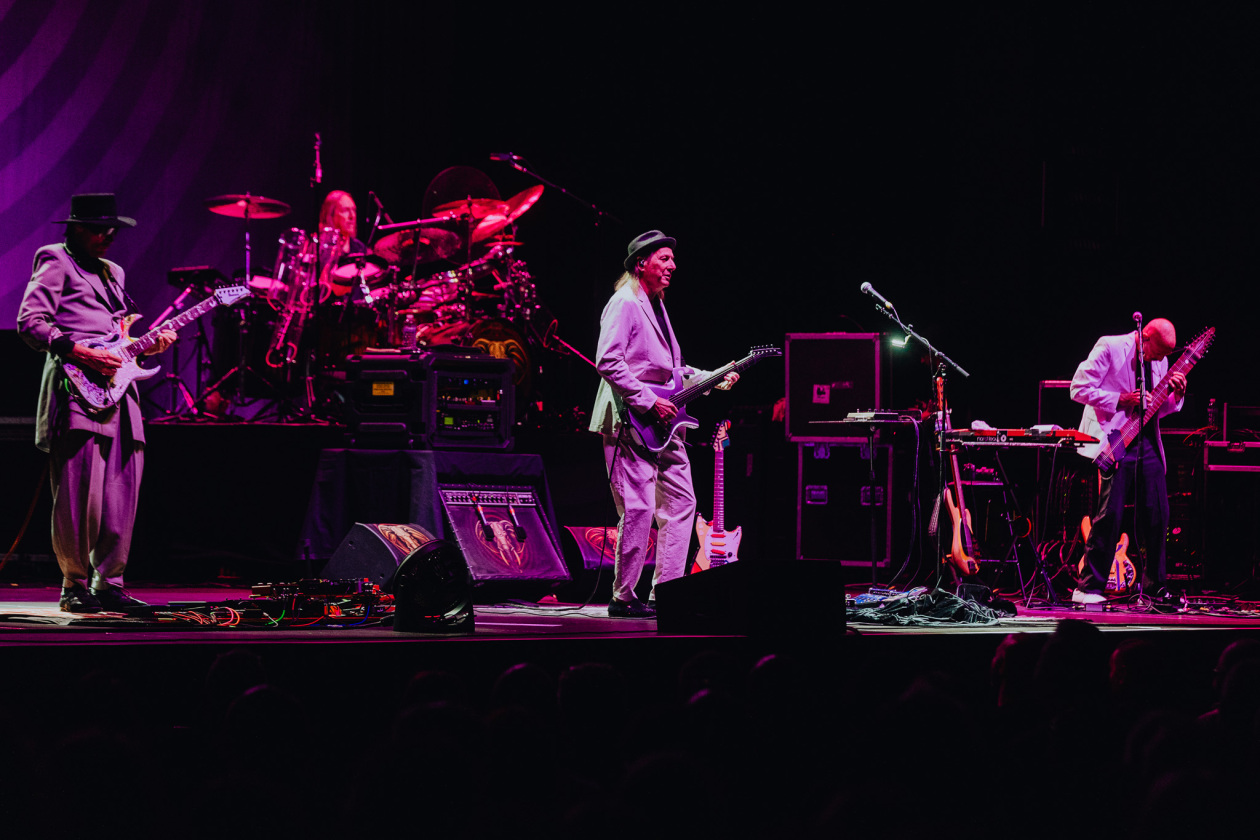 Supergroup at work: die Ex-King Crimson-Mitglieder Adrian Belew und Tony Levin bringen in Koop mit Gitarrengott Steve Vai und Tool-Drummer Danny Carey. – BEAT.