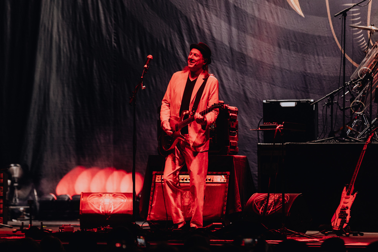 BEAT – Supergroup at work: die Ex-King Crimson-Mitglieder Adrian Belew und Tony Levin bringen in Koop mit Gitarrengott Steve Vai und Tool-Drummer Danny Carey. – Adrian Belew.