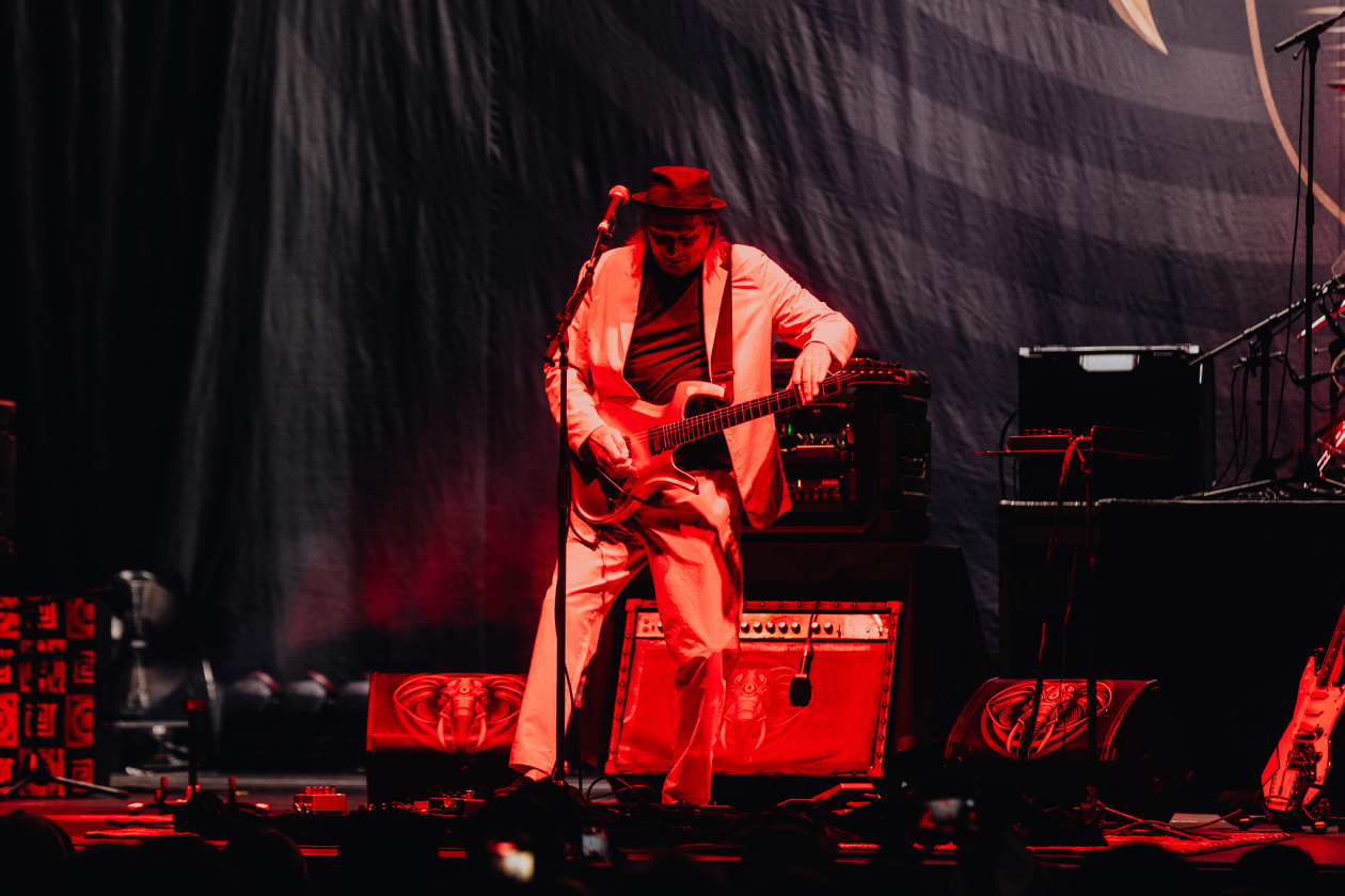 BEAT – Supergroup at work: die Ex-King Crimson-Mitglieder Adrian Belew und Tony Levin bringen in Koop mit Gitarrengott Steve Vai und Tool-Drummer Danny Carey. – Adrian Belew.
