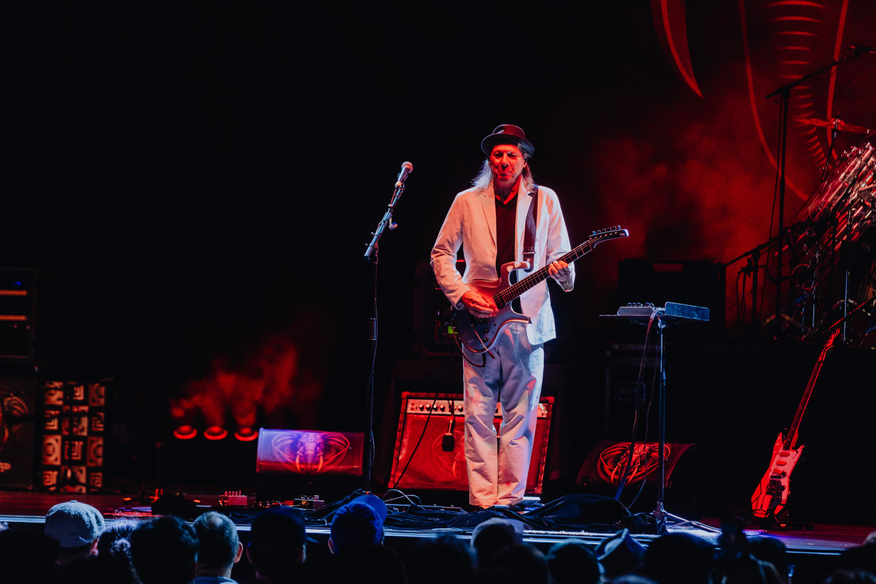 BEAT – Supergroup at work: die Ex-King Crimson-Mitglieder Adrian Belew und Tony Levin bringen in Koop mit Gitarrengott Steve Vai und Tool-Drummer Danny Carey. – Adrian Belew.