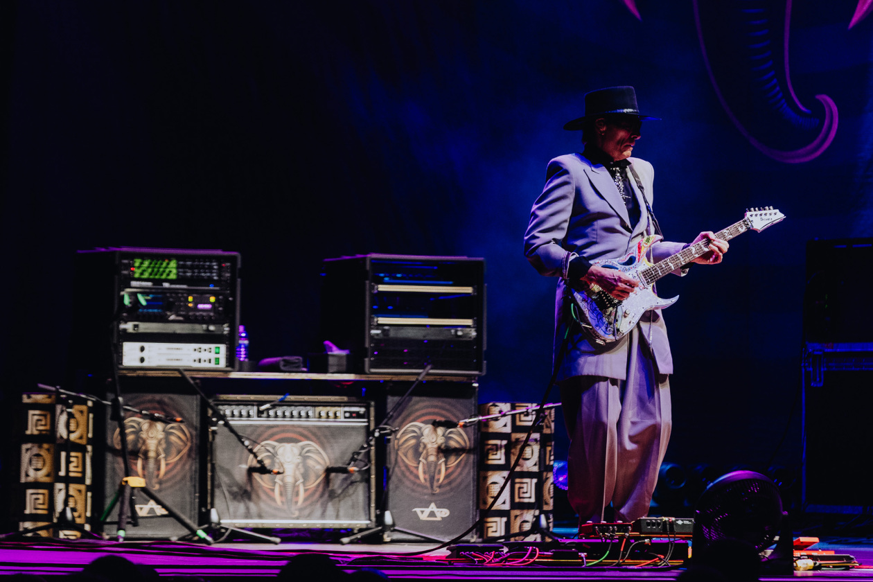 BEAT – Supergroup at work: die Ex-King Crimson-Mitglieder Adrian Belew und Tony Levin bringen in Koop mit Gitarrengott Steve Vai und Tool-Drummer Danny Carey. – Steve Vai.