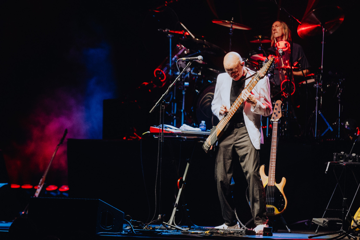 BEAT – Supergroup at work: die Ex-King Crimson-Mitglieder Adrian Belew und Tony Levin bringen in Koop mit Gitarrengott Steve Vai und Tool-Drummer Danny Carey. – Tony und Danny.