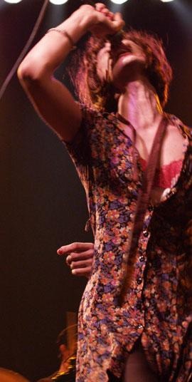 Babyshambles oder Ladyshambles? Pete und seine Kollegen kamen in Frauenkleidern. – Babyshambles - Pete Doherty.