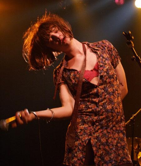 Babyshambles oder Ladyshambles? Pete und seine Kollegen kamen in Frauenkleidern. – Babyshambles - Pete Doherty.