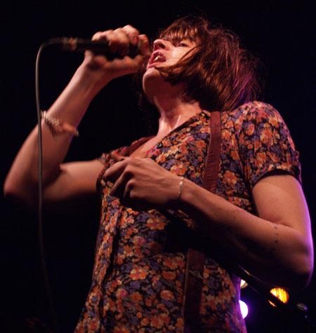 Babyshambles oder Ladyshambles? Pete und seine Kollegen kamen in Frauenkleidern. – Babyshambles - Pete Doherty.