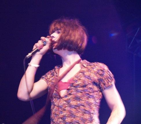 Babyshambles oder Ladyshambles? Pete und seine Kollegen kamen in Frauenkleidern. – Babyshambles - Pete Doherty.