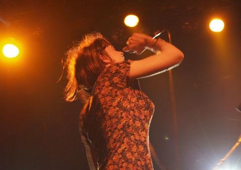 Babyshambles oder Ladyshambles? Pete und seine Kollegen kamen in Frauenkleidern. – Babyshambles - Pete Doherty.