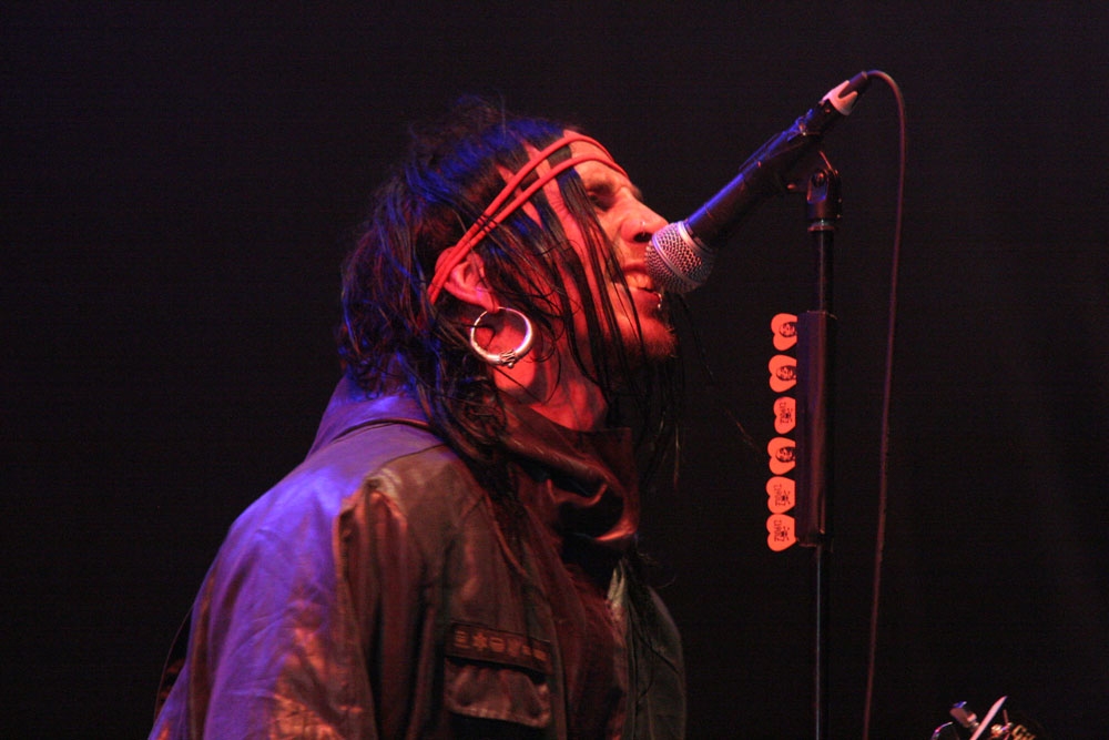 Schwedischer Rotzrock lässt den Abend gut ausklingen. – Backyard Babies