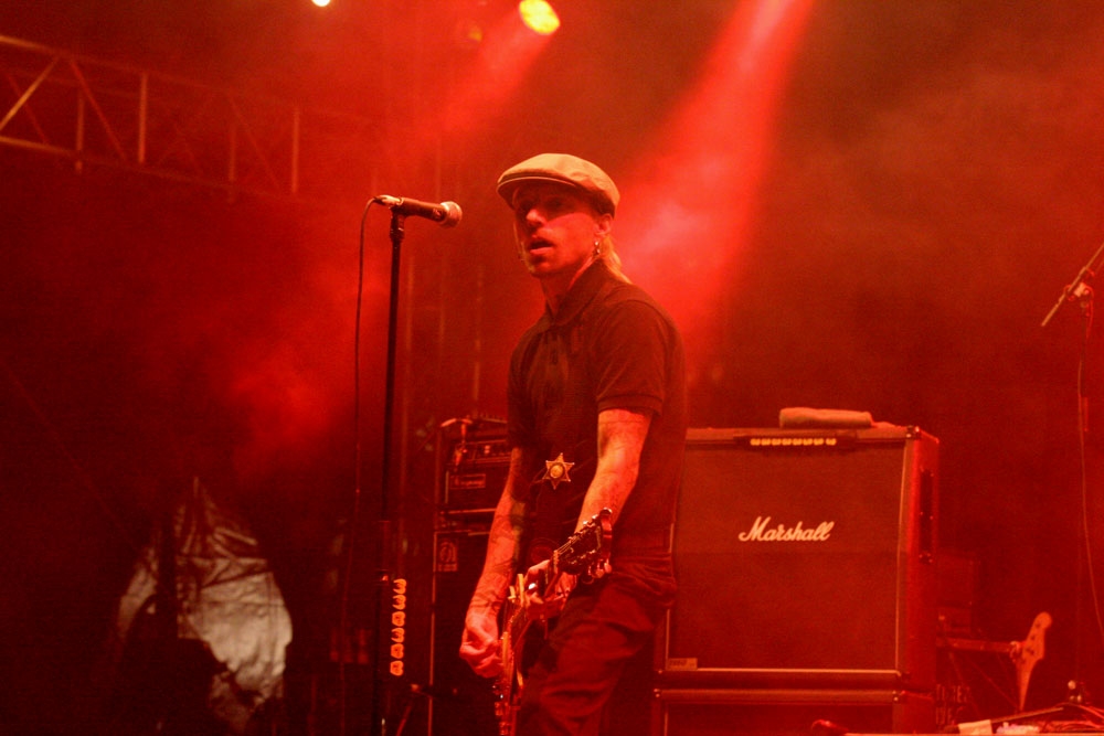 Schwedischer Rotzrock lässt den Abend gut ausklingen. – Backyard Babies