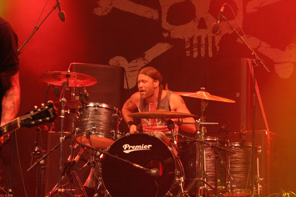 Schwedischer Rotzrock lässt den Abend gut ausklingen. – Backyard Babies