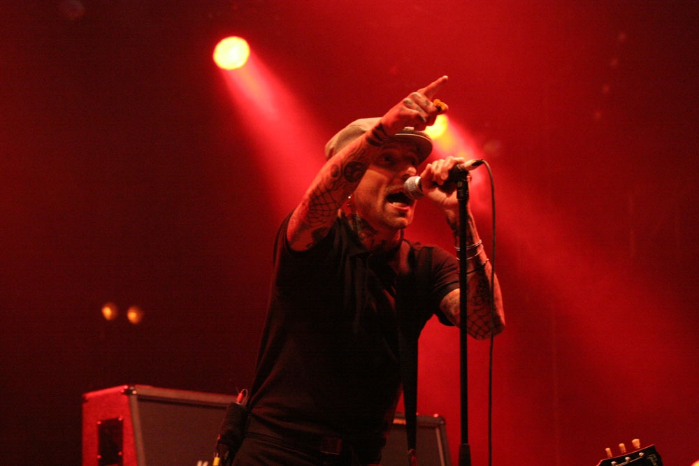 Schwedischer Rotzrock lässt den Abend gut ausklingen. – Backyard Babies
