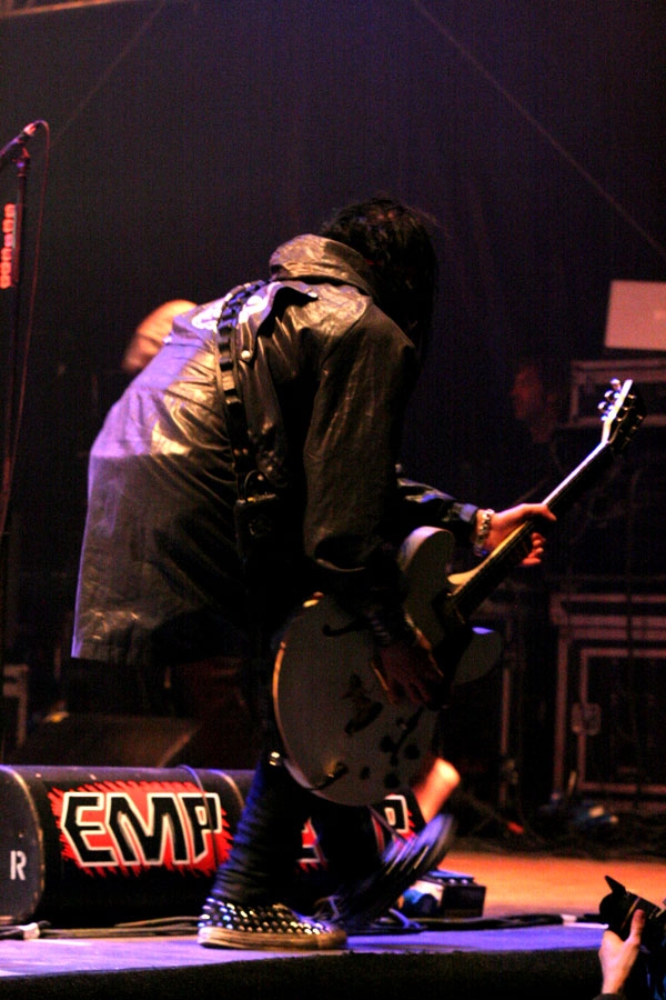Schwedischer Rotzrock lässt den Abend gut ausklingen. – Backyard Babies