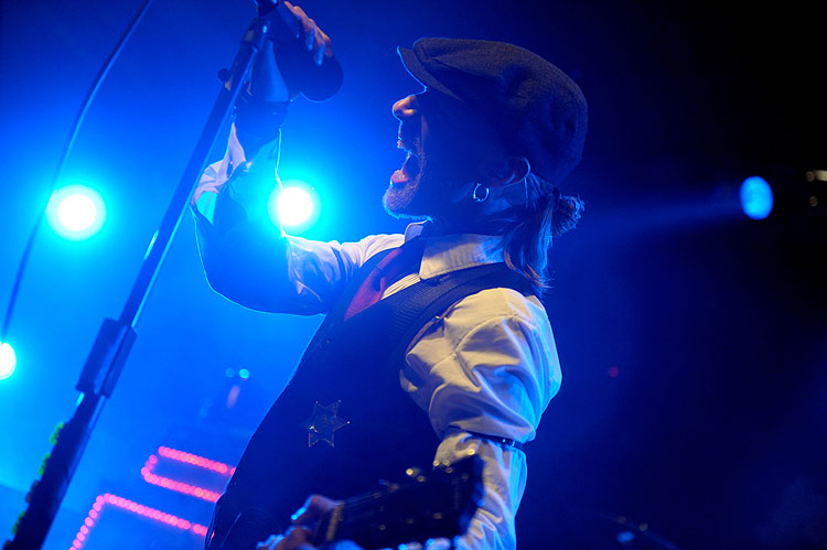 Die Babies in der Essigfabrik als Support von Danko Jones – Nicke Borg, der Frontmann der Backyard Babies.